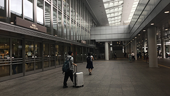 JR名古屋駅の桜通口前を通過し、直進します。